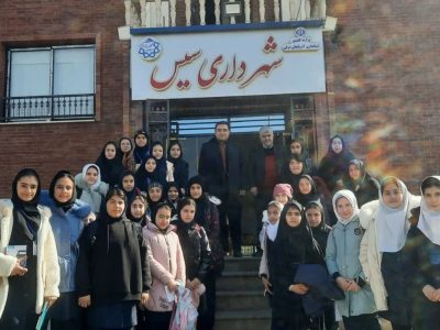 حضور جمعی از دانش آموزان در شهرداری شهر سیس